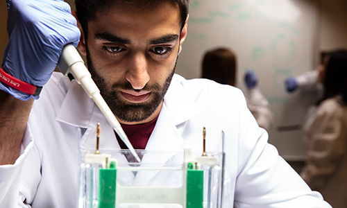 Student using a pipet.